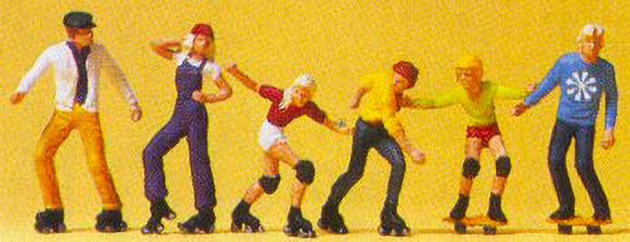 Rollerskaters (4) & Skateboarders (2) K593417