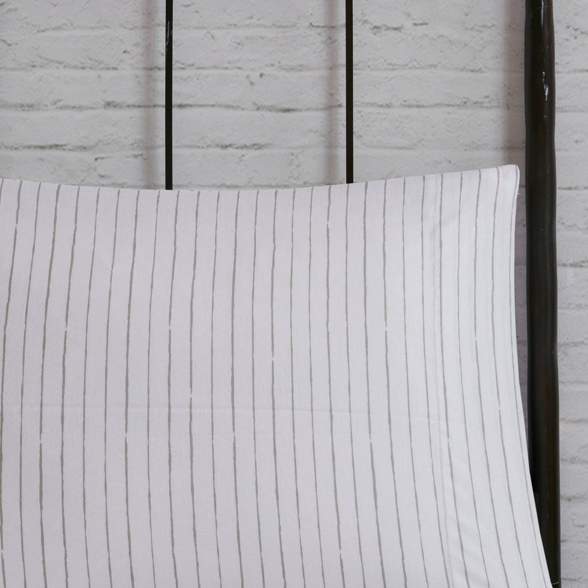 Full White/ Charcoal Reversible Complete Bedding Set with Cotton Sheet C2014