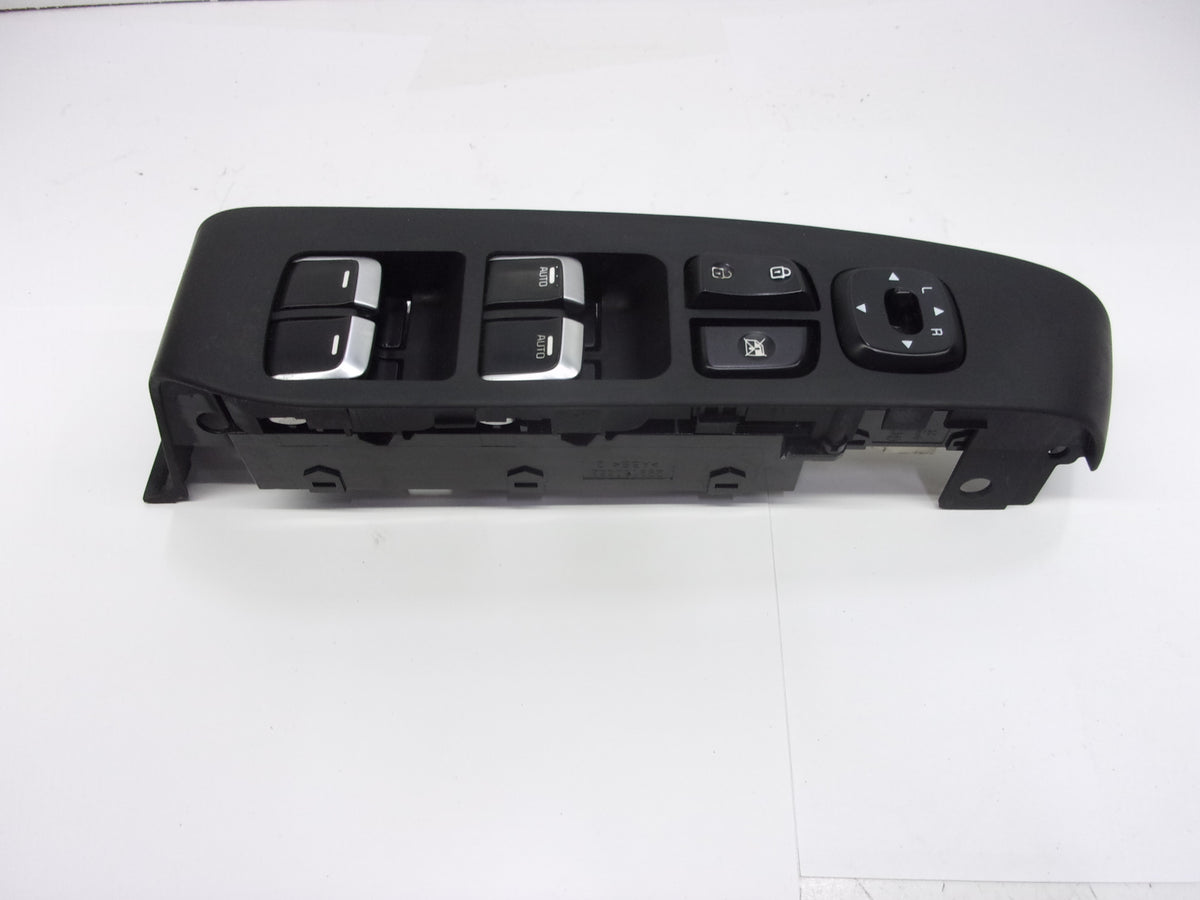 Pre-Owned Kia Soul Driver Door Master Power Window Switch A47587